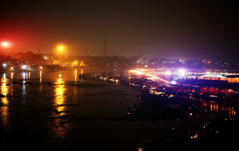 印度教信徒在晚上庆祝Chhath Pooja节